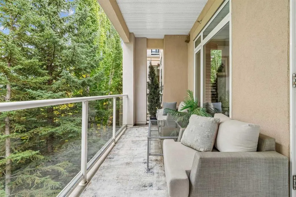 14 Hemlock Crescent SW #8202