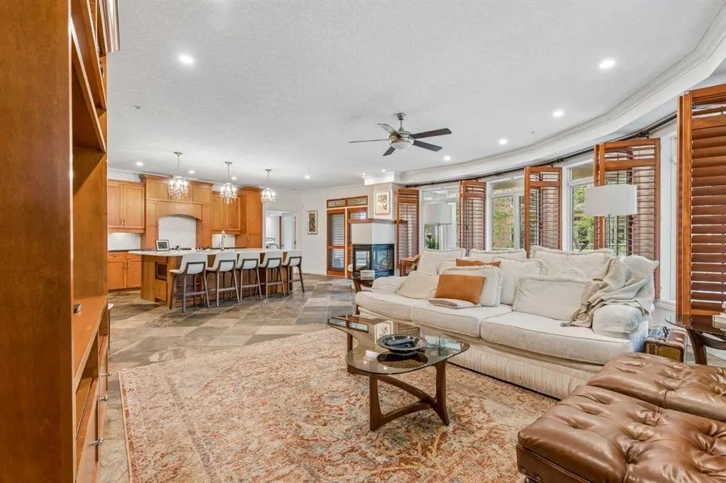 14 Hemlock Crescent SW #8202