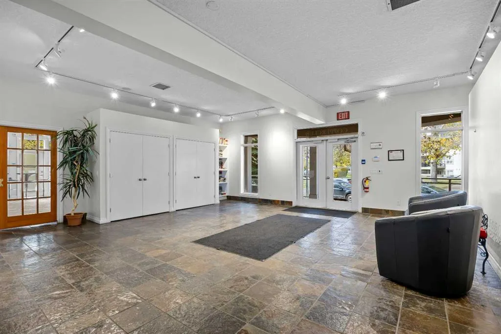 24 Hemlock Crescent SW #3203