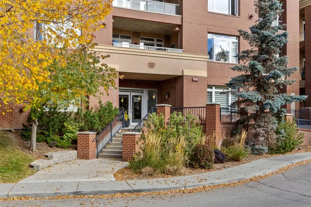 24 Hemlock Crescent SW #3203