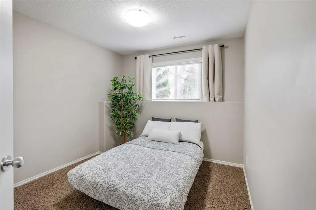113 Mt Sundance Crescent W