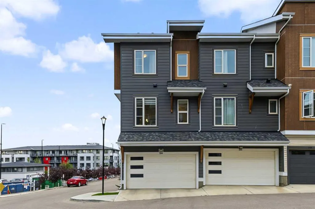 244 Livingston Common NE