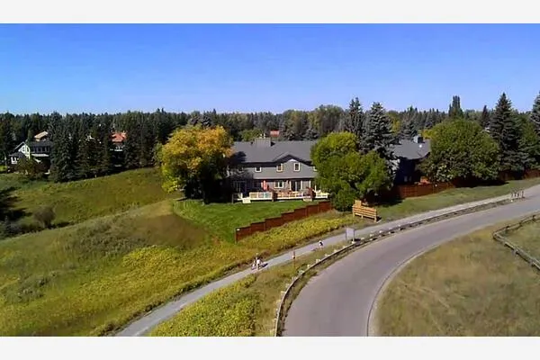 64 Woodacres Crescent SW