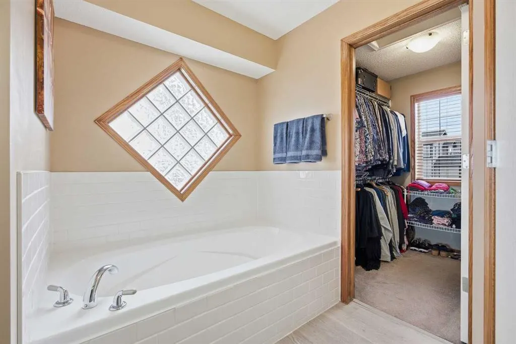 276 Kincora Heights NW