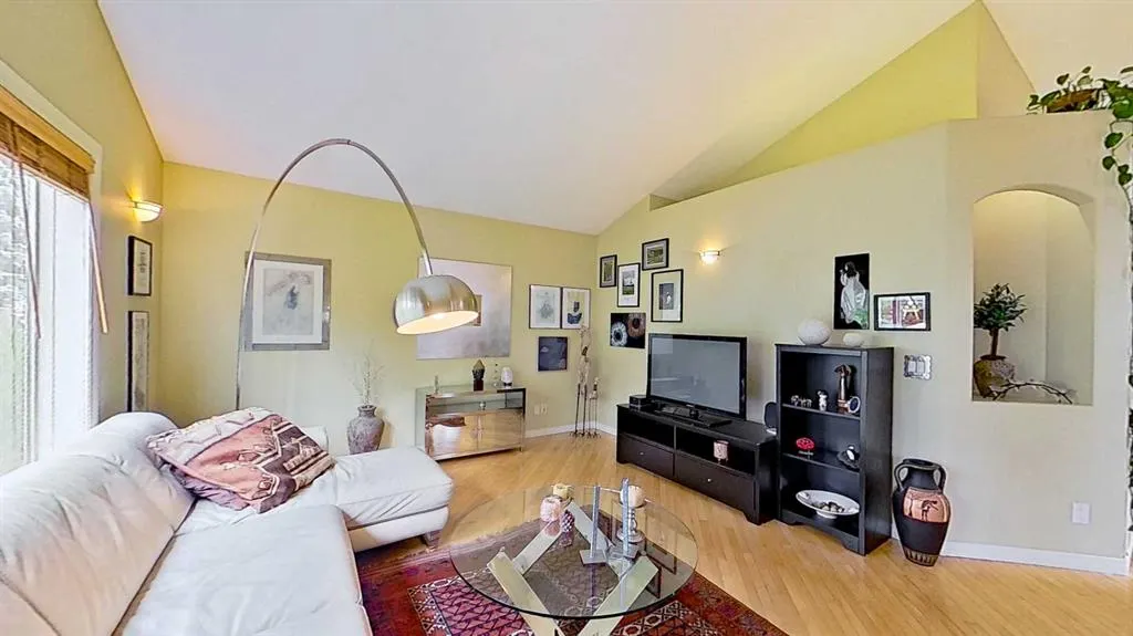 18 Tuscany Meadows Heights NW