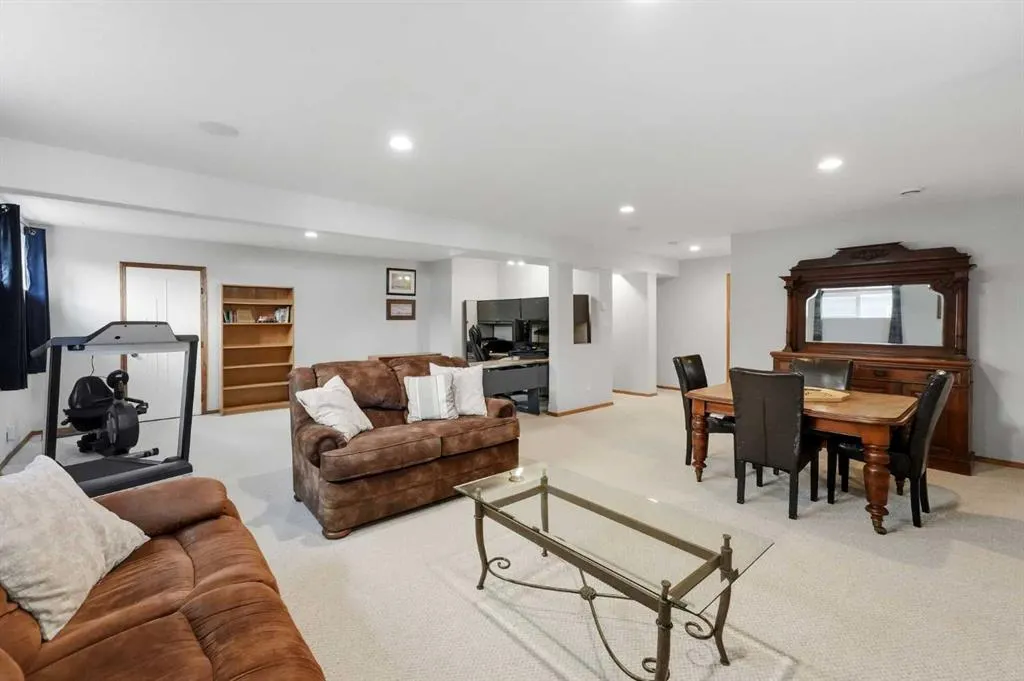 104 Ackerman Crescent