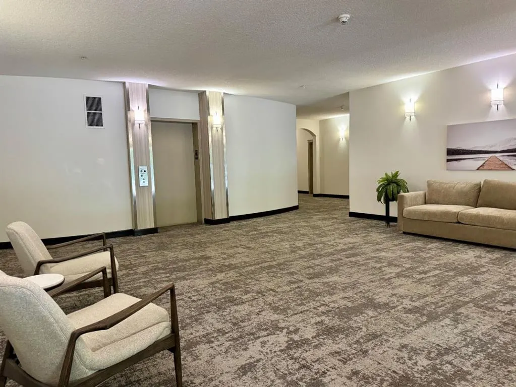 24 Hemlock Crescent SW #1108