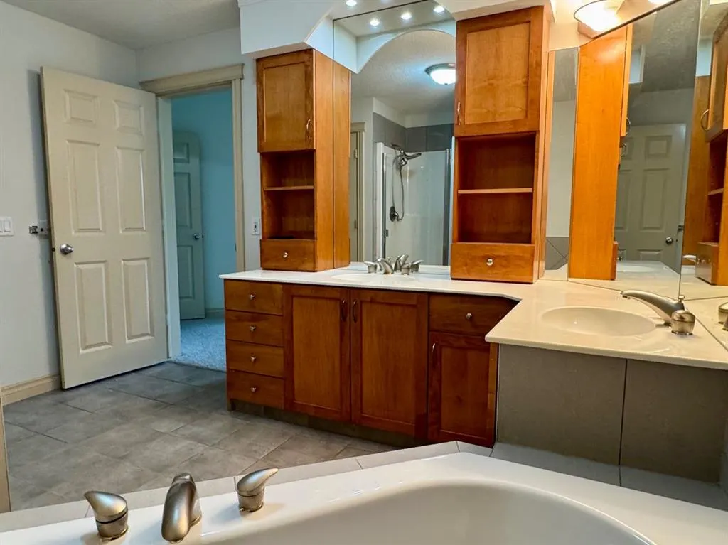 24 Hemlock Crescent SW #1108