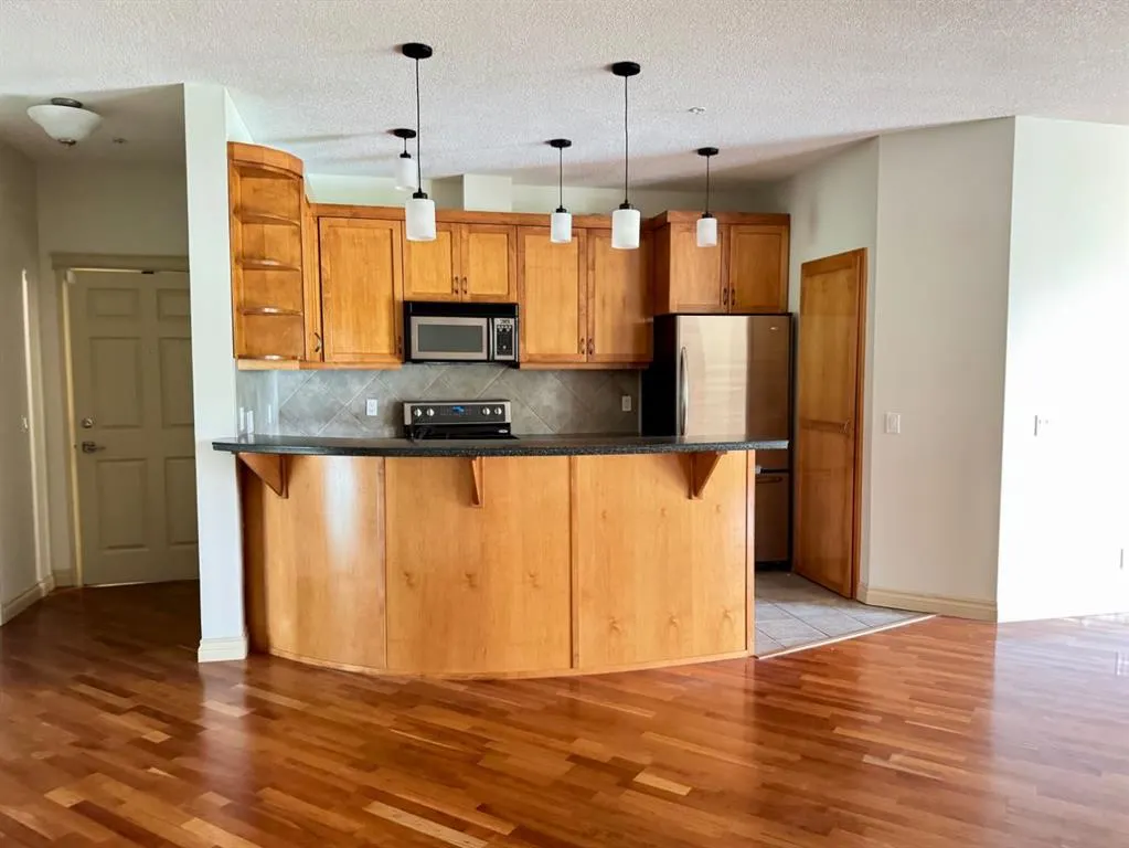24 Hemlock Crescent SW #1108