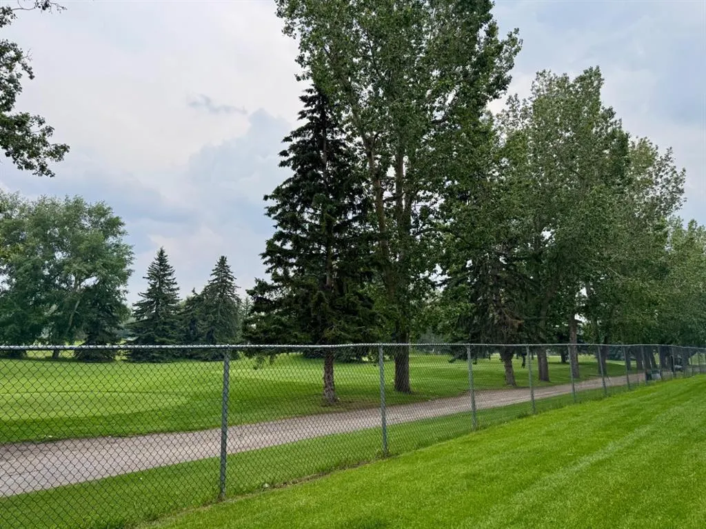 24 Hemlock Crescent SW #1108