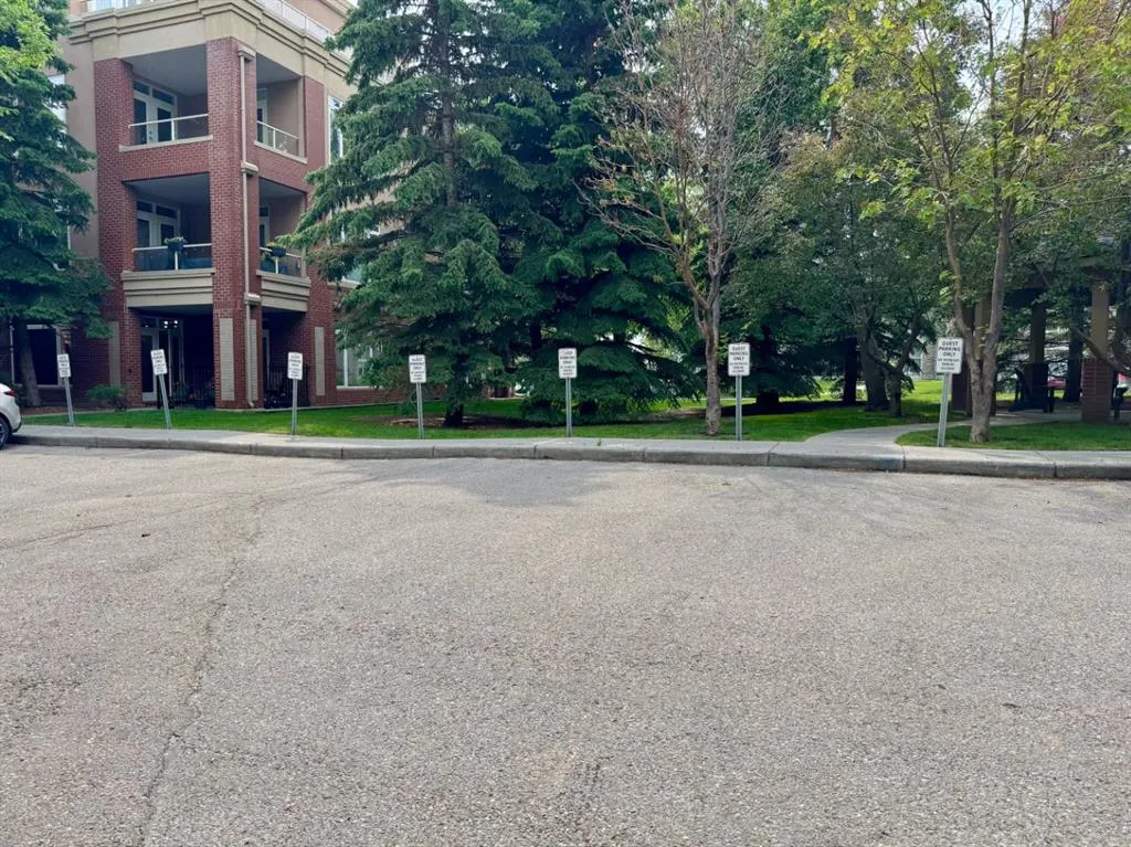 24 Hemlock Crescent SW #1108