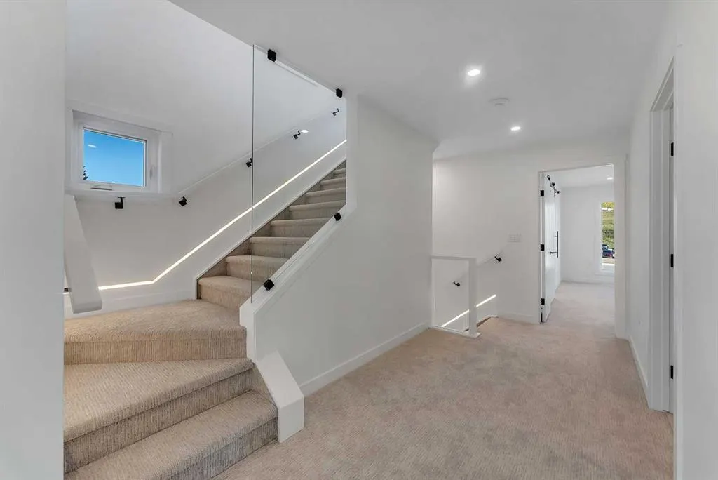 2121 Mackay Road NW