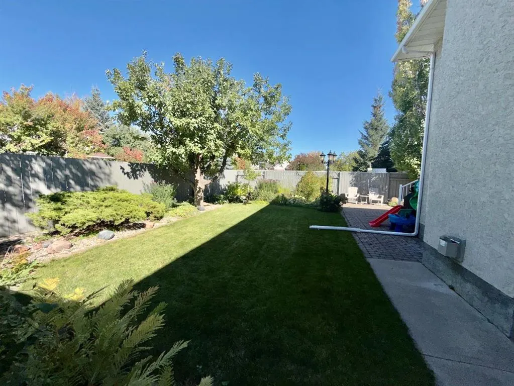 18 Heritage Close W
