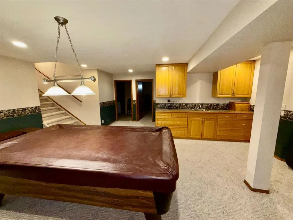 18 Heritage Close W