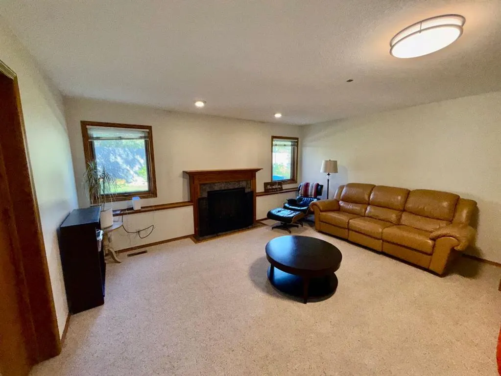 18 Heritage Close W