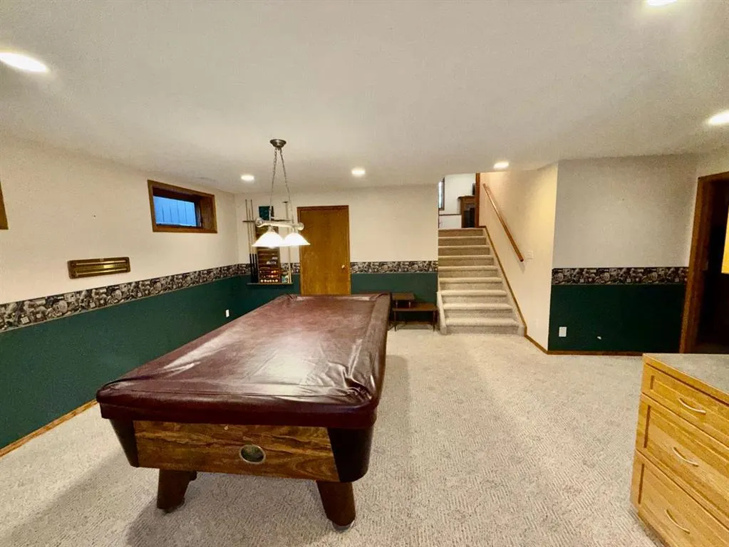 18 Heritage Close W