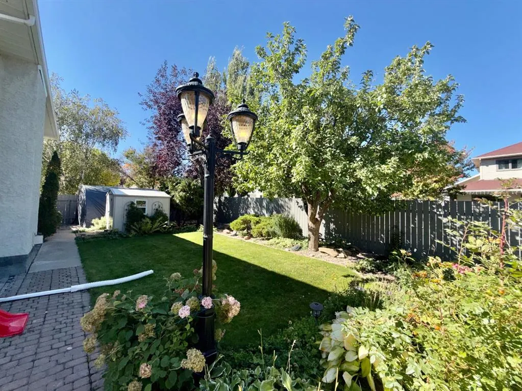 18 Heritage Close W