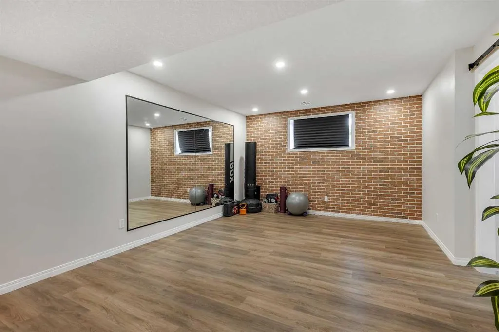 177 Yorkville Manor SW