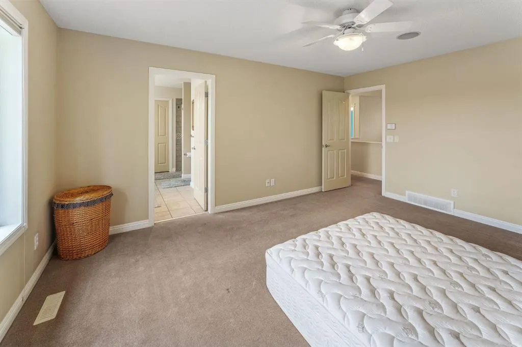 160 Royal Oak Heights NW