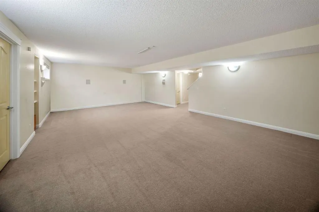 160 Royal Oak Heights NW