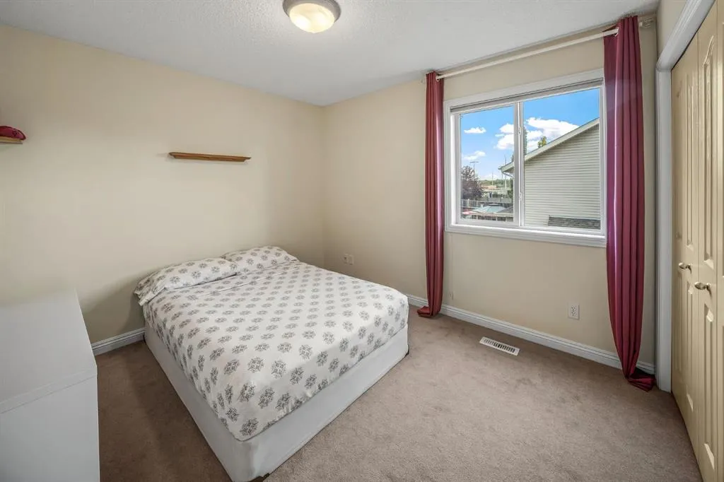 160 Royal Oak Heights NW