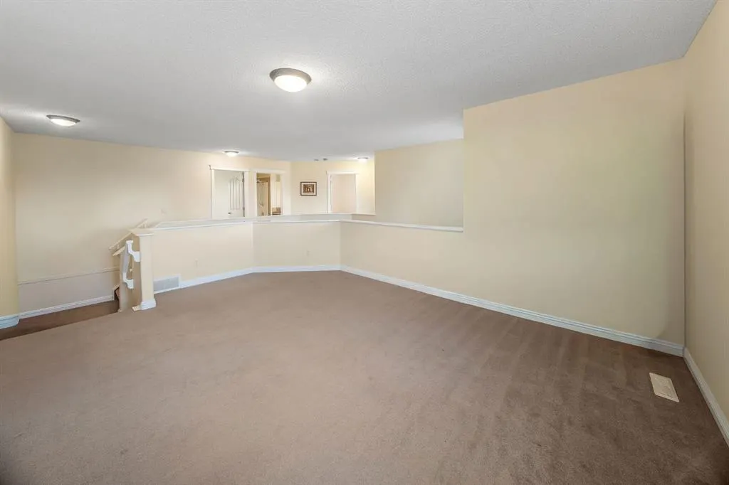 160 Royal Oak Heights NW
