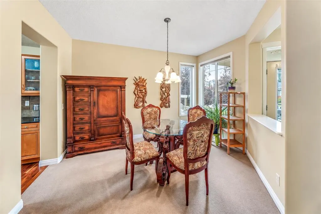 160 Royal Oak Heights NW