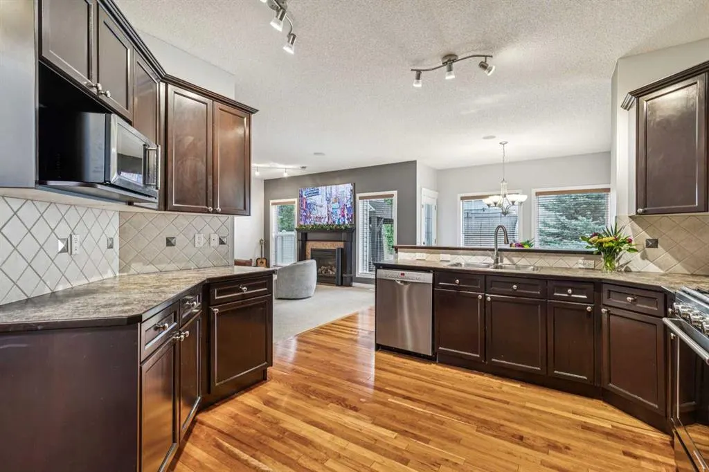 86 Cresthaven View SW