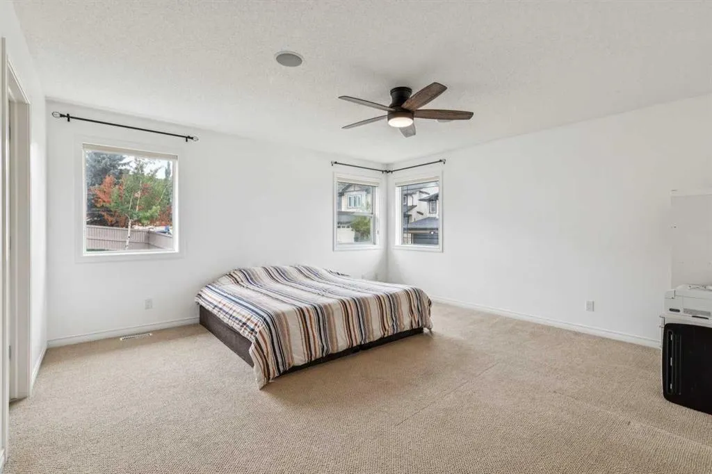 86 Cresthaven View SW