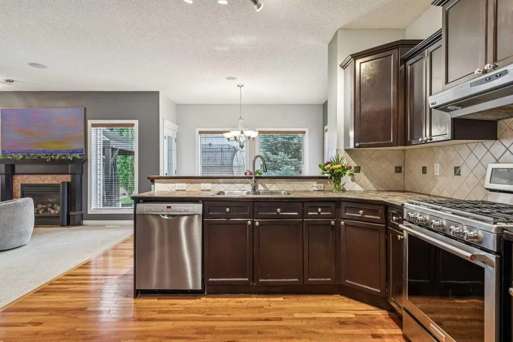 86 Cresthaven View SW