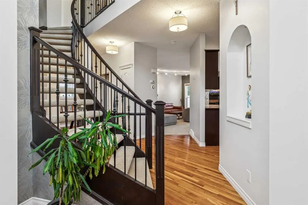 86 Cresthaven View SW