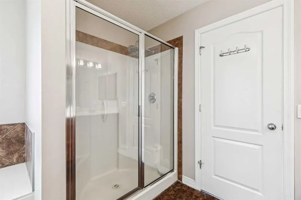 86 Cresthaven View SW