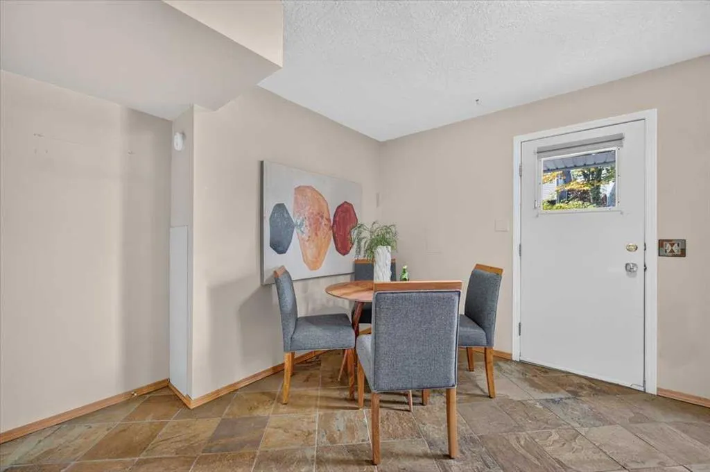 572 Regal Park NE