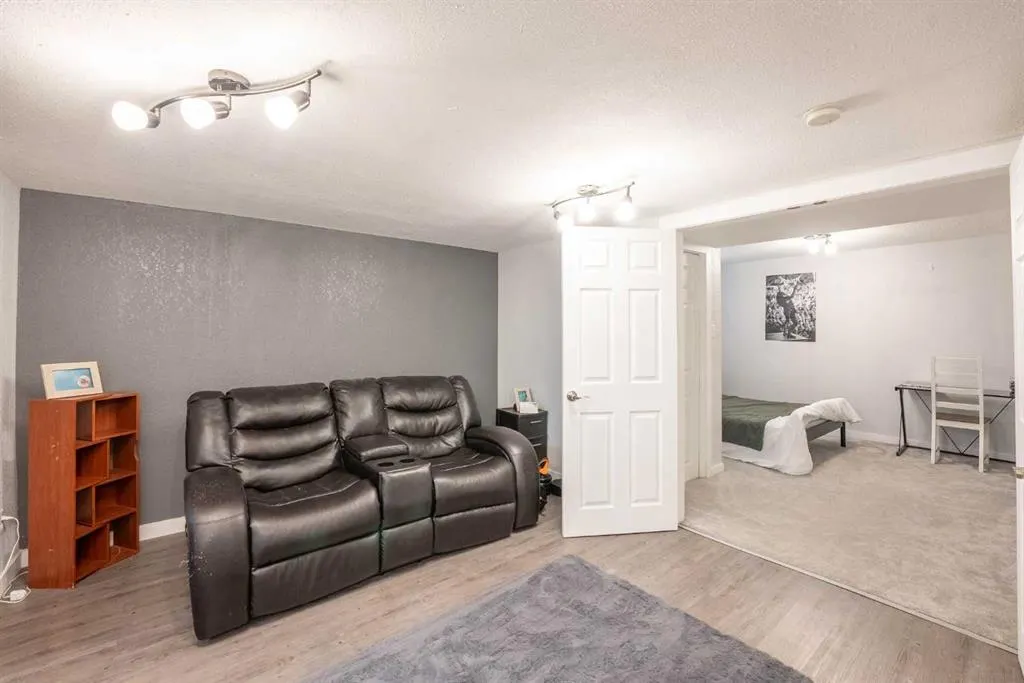 53 Peigan Court W