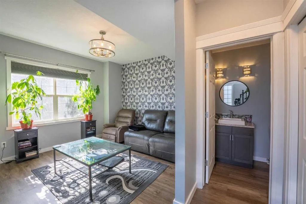 53 Peigan Court W