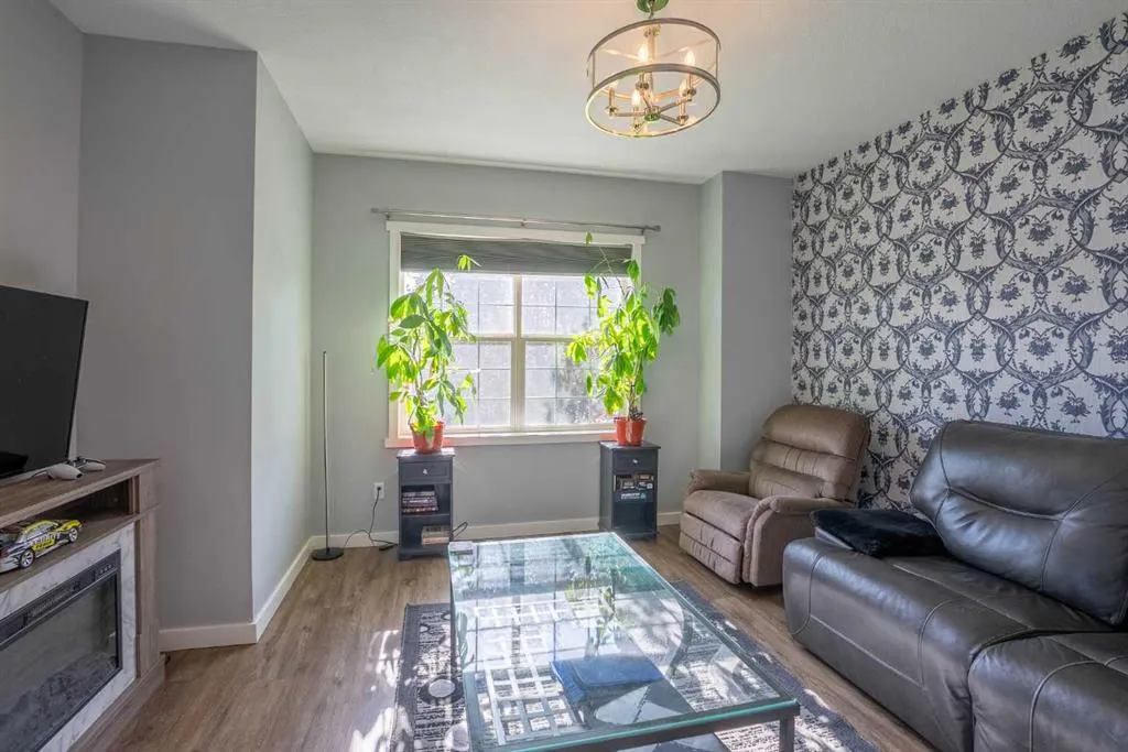 53 Peigan Court W