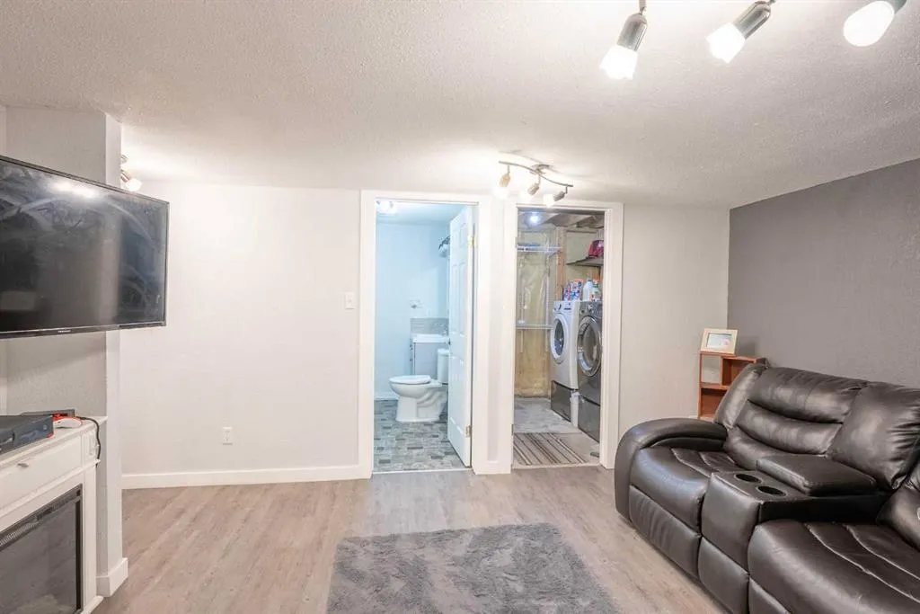 53 Peigan Court W