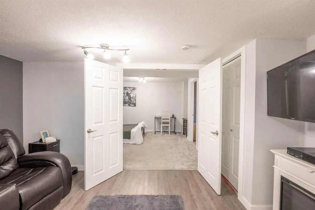 53 Peigan Court W