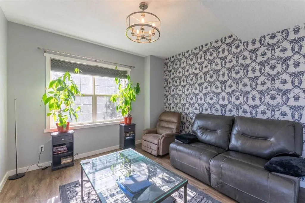 53 Peigan Court W