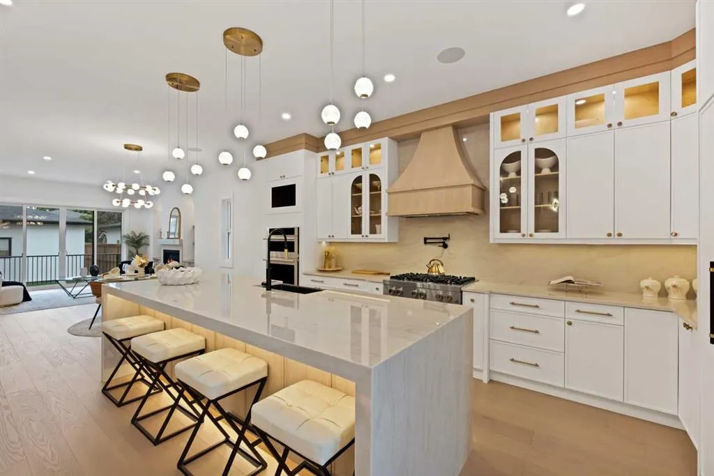 2221 Halifax Crescent NW
