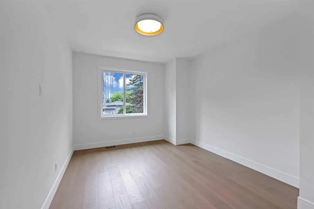 2221 Halifax Crescent NW