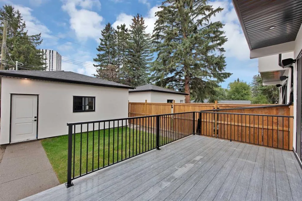 2221 Halifax Crescent NW