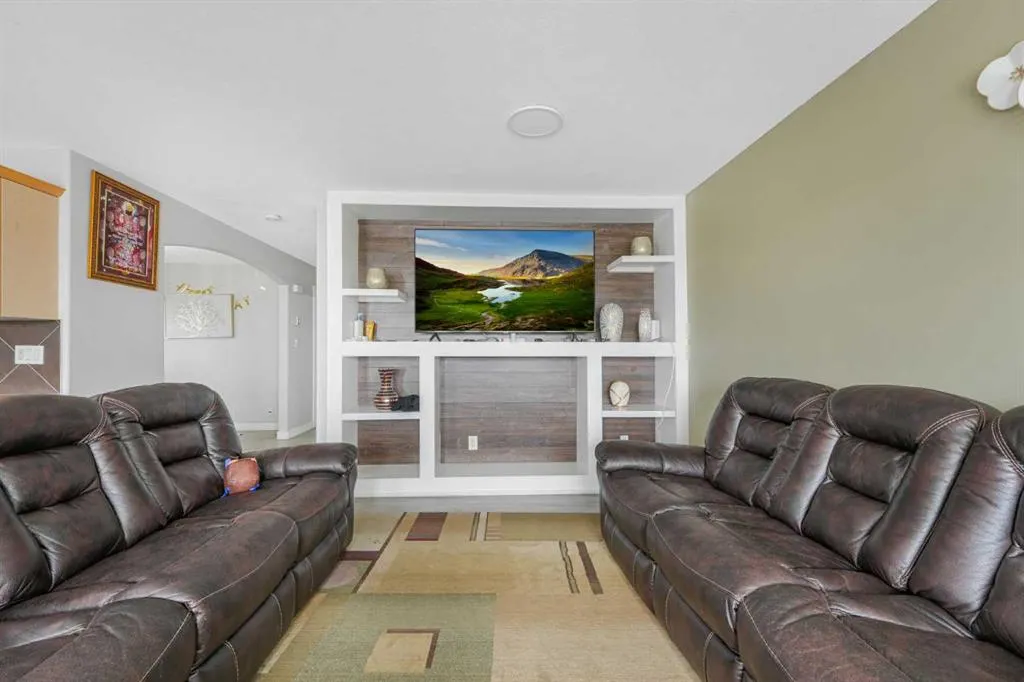 237 Saddlecrest Way NE