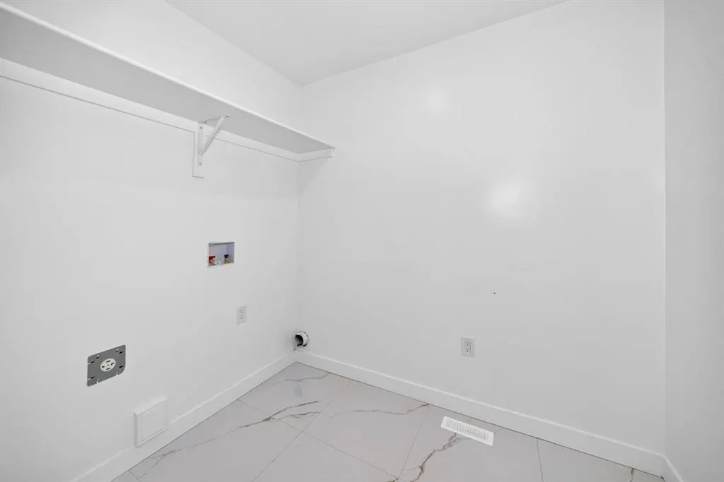 23 LAVELLE Close