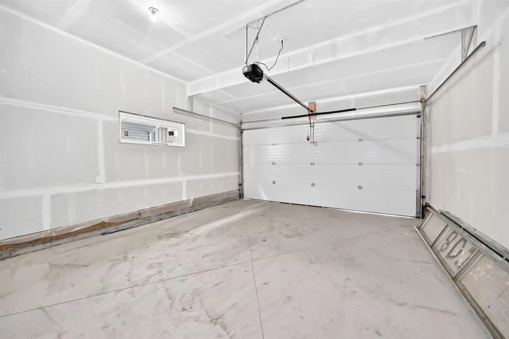 23 LAVELLE Close