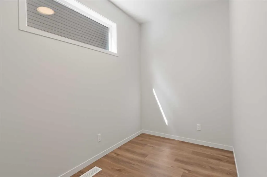 308 Montrose Crescent SE