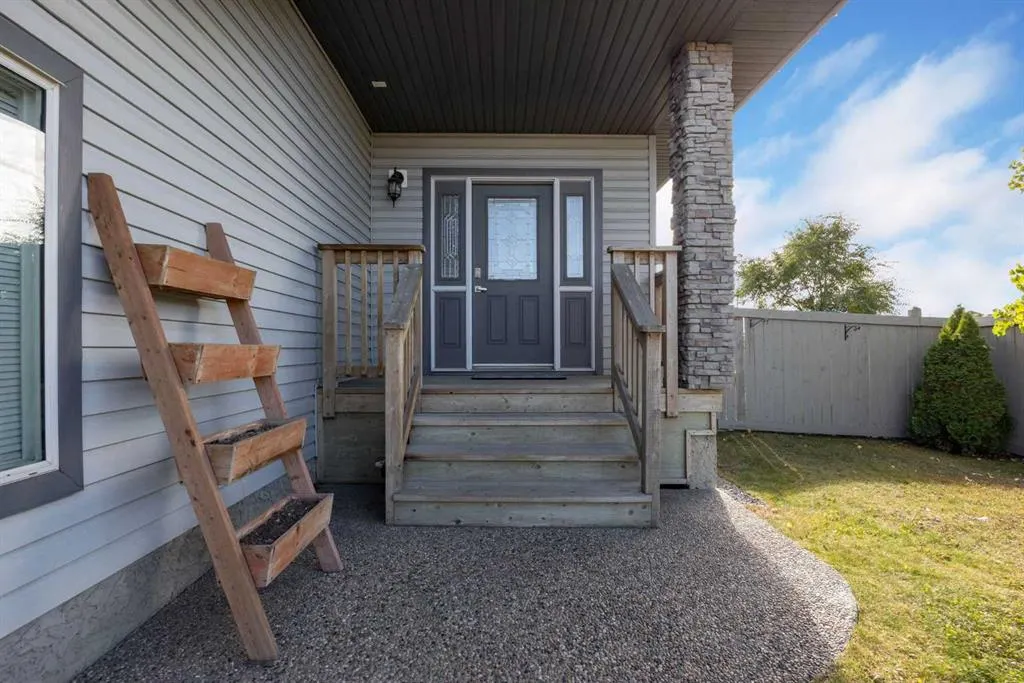 101 Red Lily Gate