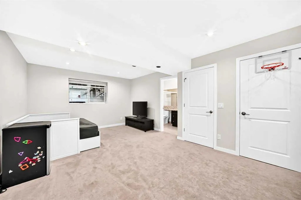 567 Evanston Drive NW