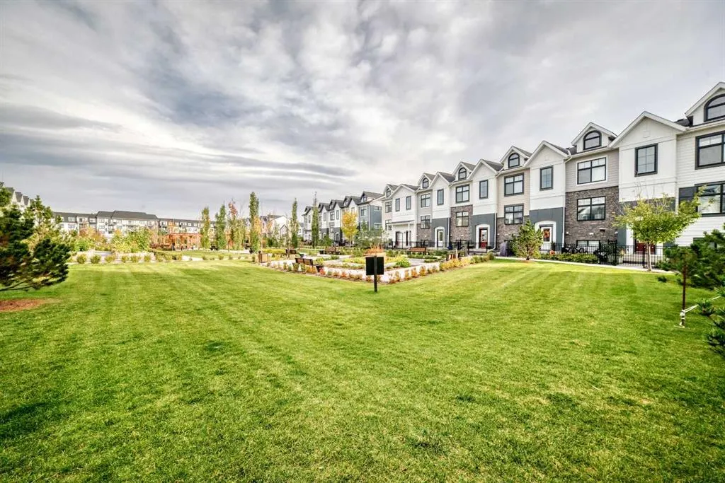 150 Les Jardins Park SE