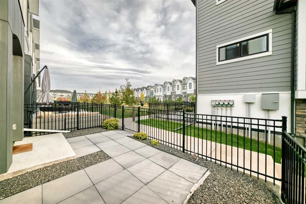 150 Les Jardins Park SE